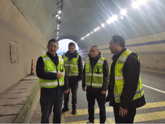 南渝绵南公司党委副书记、董事、总经理刘益平带队督导机电养护运维工作